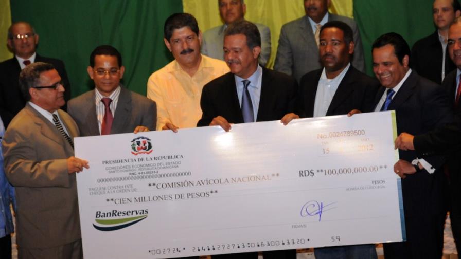 Fernández entrega RD$100 millones a productores de pollos Fernández entrega RD$100 millones a productores de pollos