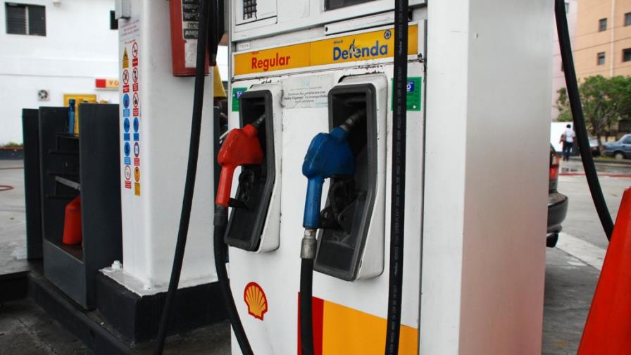 Precios de los combustibles bajan entre RD$2.10 y RD$2.70