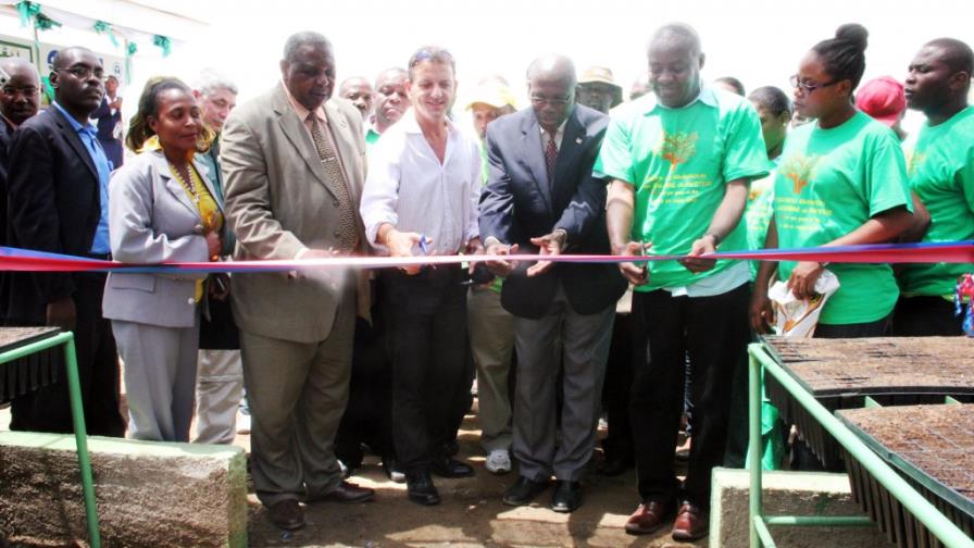 Inauguran centro de propagación vegetal