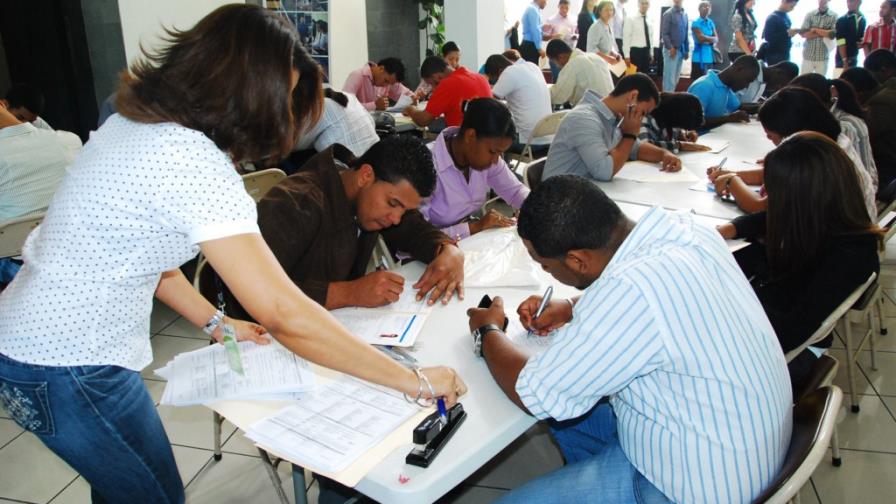 Jóvenes en búsqueda de su primer empleo