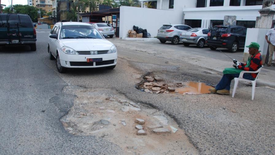 Enorme boquete en la calle Desiderio Arias de Bella Vista