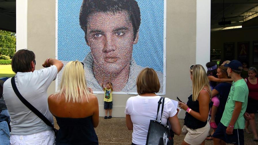 Admiradores de Elvis Presley conmemoran sus 35 años de muerte