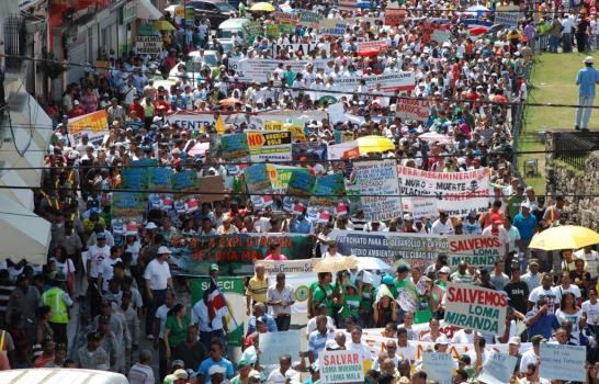 Marchan en contra de la explotación minera de Loma Miranda