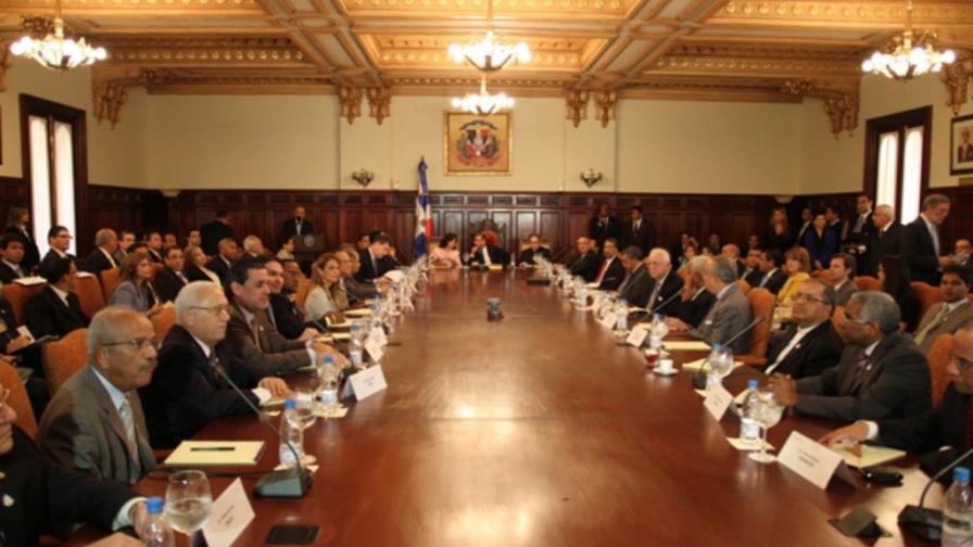 Gobierno continúa en sesión por reforma fiscal