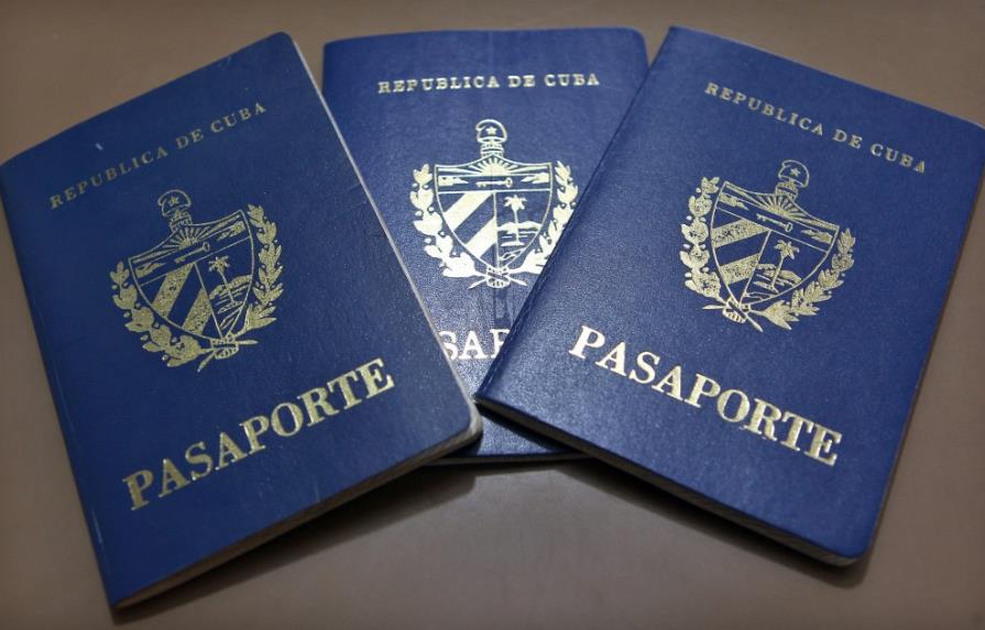 Cuba flexibiliza su ley migratoria y elimina el permiso de salida al exterior