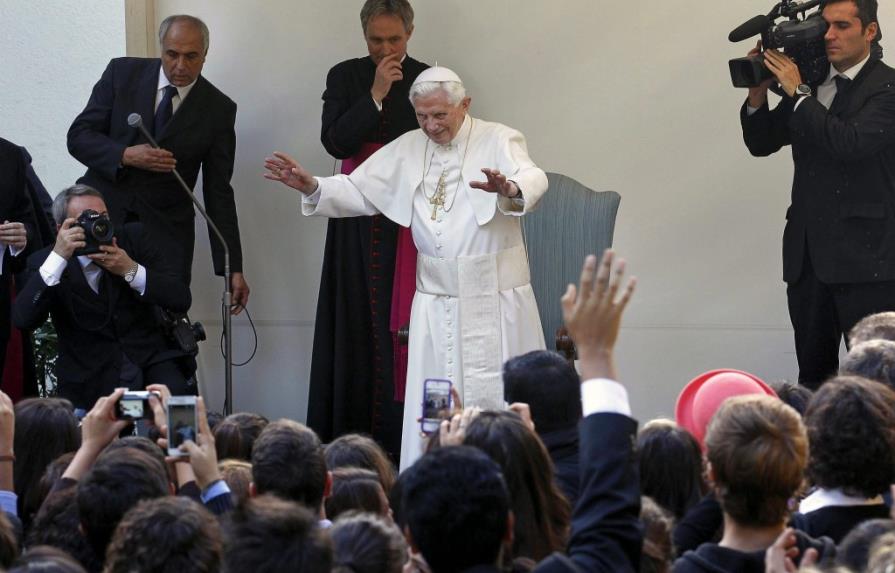 Benedicto XVI pide a los jóvenes que sean misioneros hasta por internet