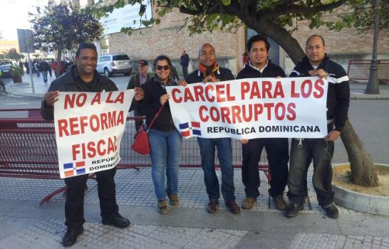 Dominicanos protestan contra la reforma fiscal en la Cumbre Iberoamérica