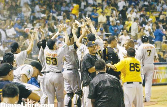 Águilas derrotan al Licey y empatan en el segundo puesto