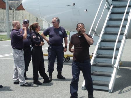 Dominicanos rompen récords de deportaciones en 2011