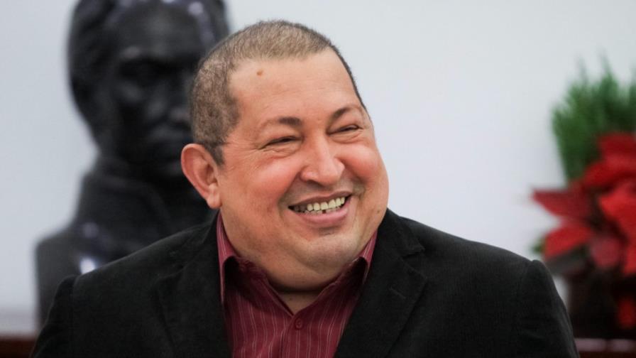 Chávez dice en Twitter que va rumbo a Venezuela