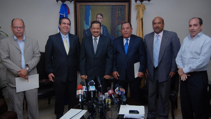 Partidos prometen no distribuir alcohol y evitar uso de armas de fuego en campaña