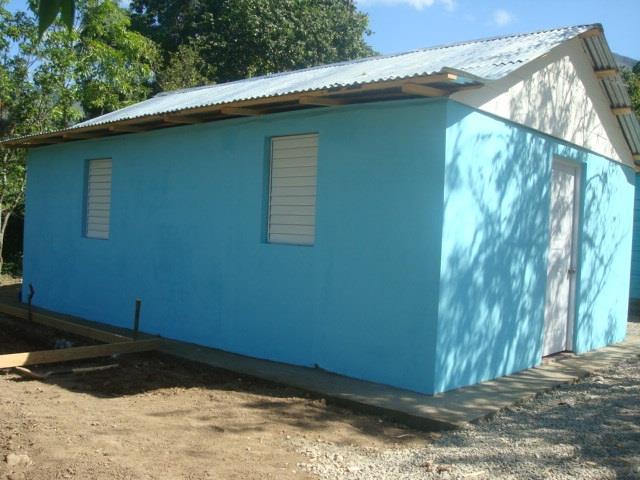 Fernández Zucco repara casas a familias necesitadas de Azua