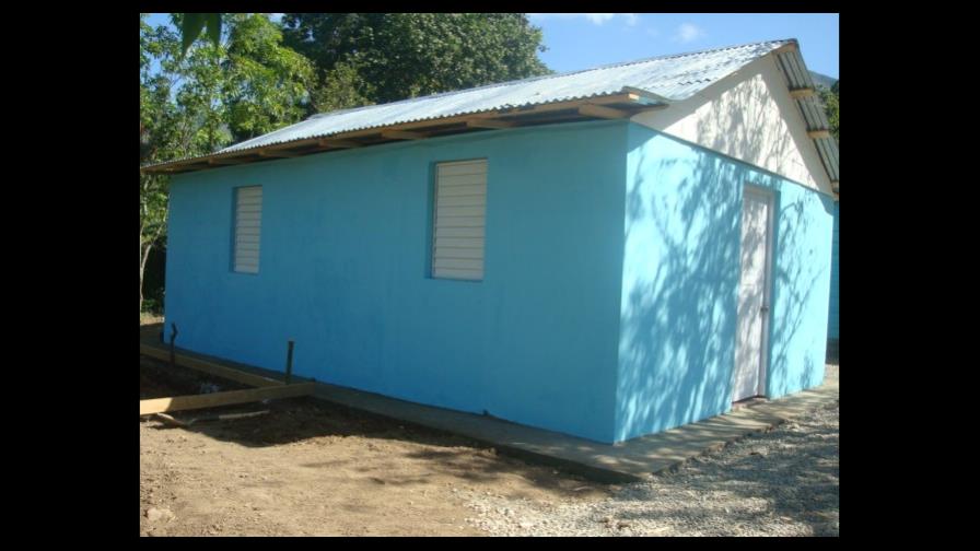 Fernández Zucco repara casas a familias necesitadas de Azua