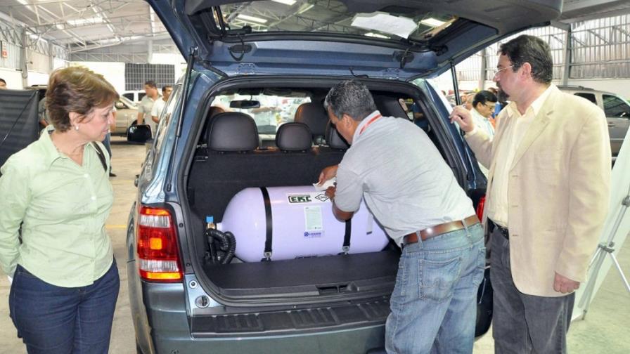 Rotulan el vehículo número seis mil convertido a gas natural en el país