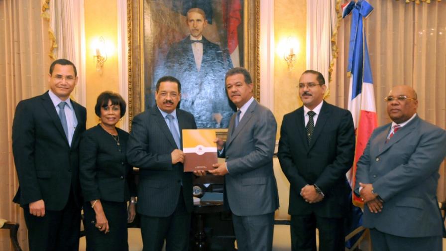 Pleno JCE se reúne con Leonel y le entrega informe sobre proceso electoral