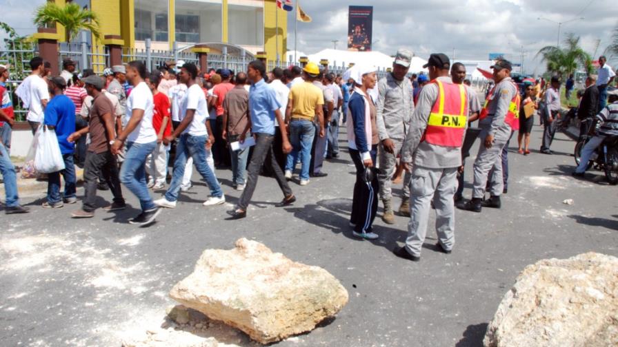 SDE:Bloquean calle de J.Electoral por lentitud