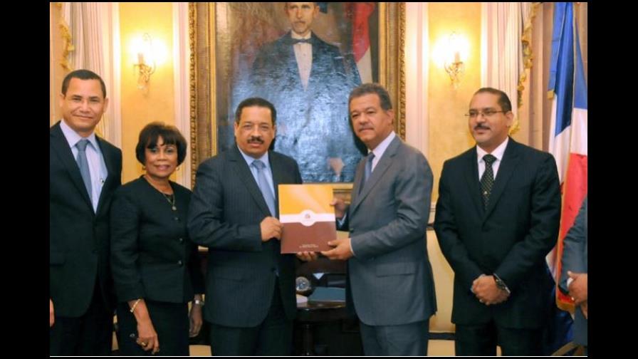 Miembros de JCE se reúnen por más de una hora con Fernández