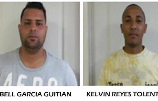 Arrestan dos por maleta llena de droga; involucran agente DCND