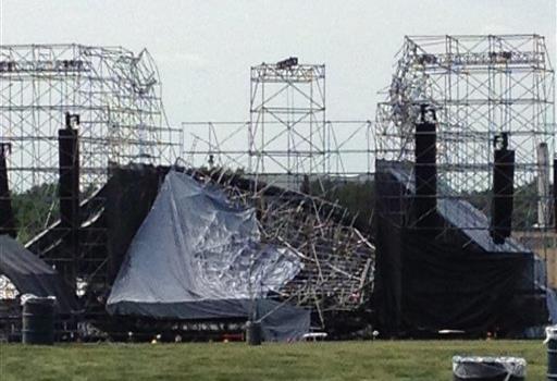 Un muerto y dos heridos por colapso de tarima en Toronto Un muerto y dos heridos por colapso de tarima en Toronto