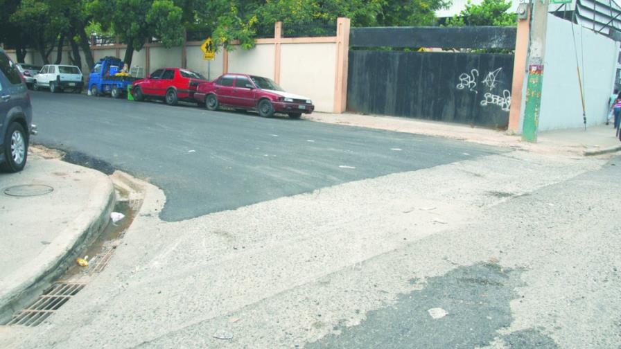 Obras Públicas repara la entrada calle Pedro Claret