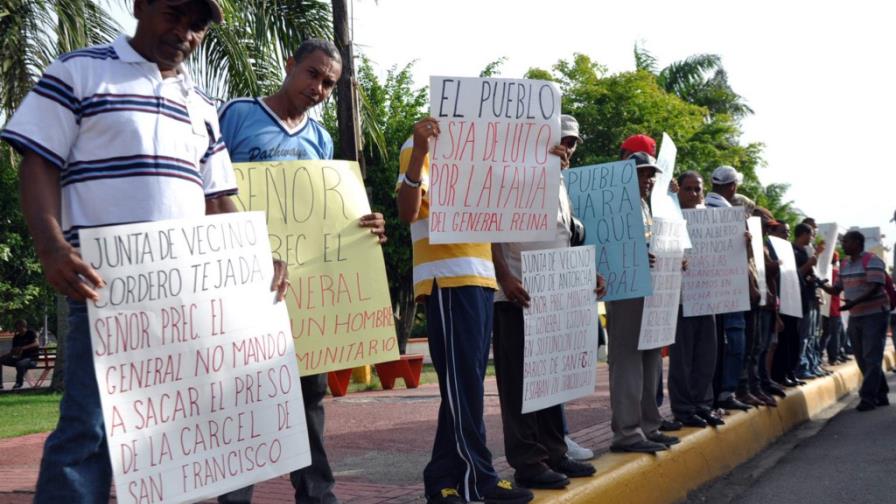 Vigilia en apoyo al general PN retirado en SFM