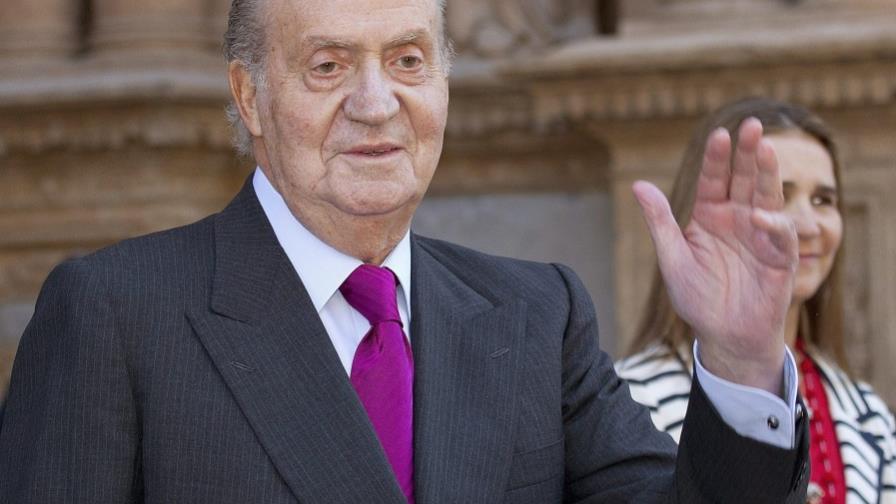 El rey Juan Carlos y el príncipe Felipe se recortan un 7 % sus sueldos El rey Juan Carlos y el príncipe Felipe se recortan un 7 % sus sueldos