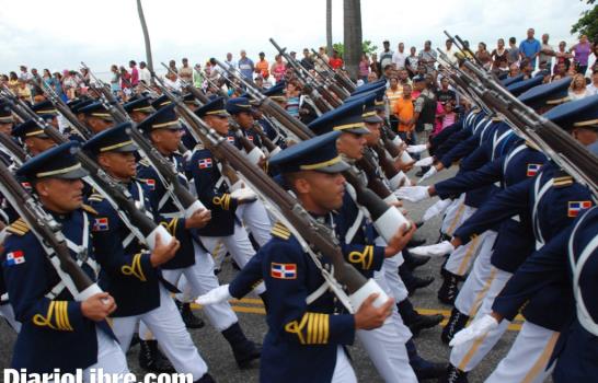 Militares desfilan en honor a Medina