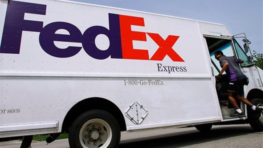 Empleados de FedEx son atendidos por fuga de picante en Memphis
