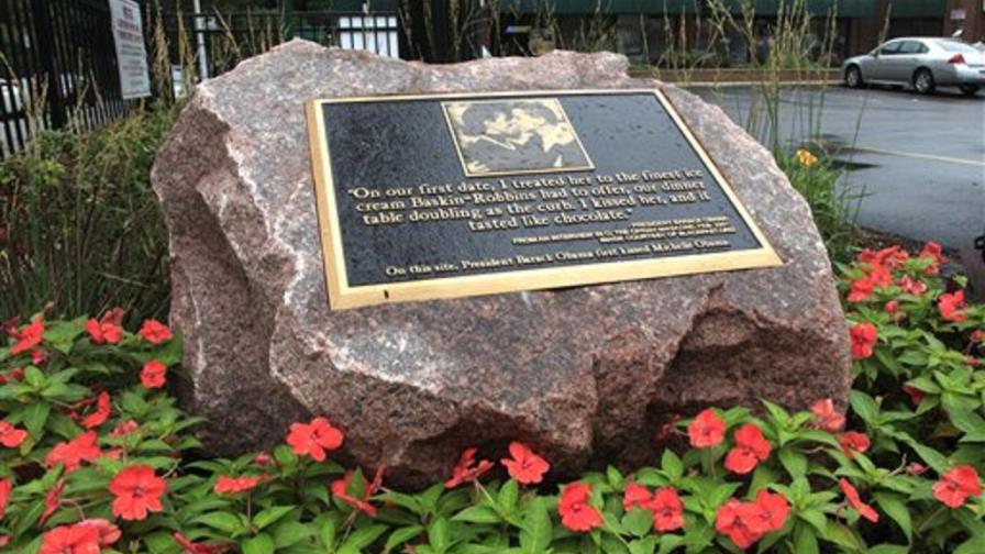 Placa conmemora el primer beso de los Obama, en Chicago