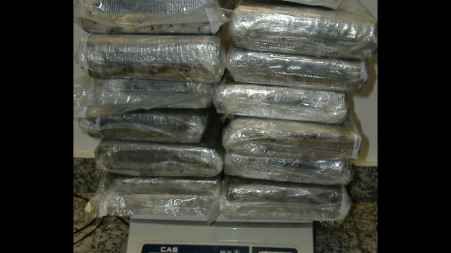 DNCD apresa dos españoles que viajarían a Madrid con 30 kilos de cocaína