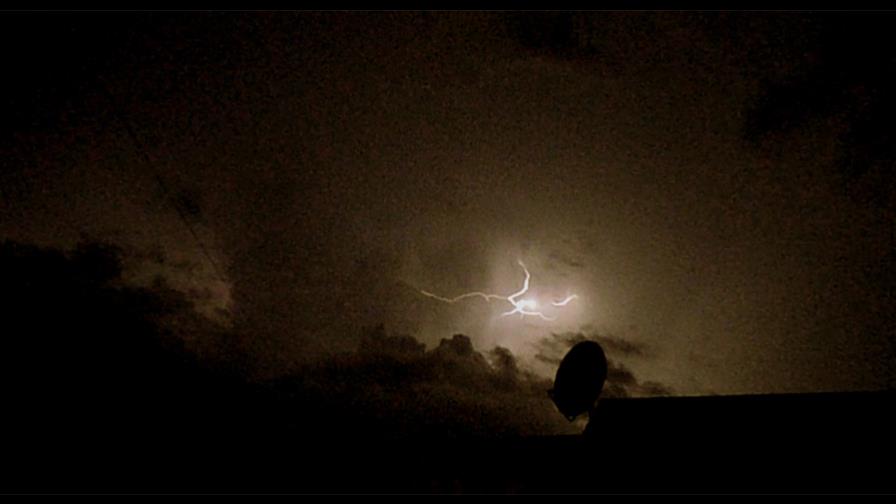 Tormenta eléctrica impresiona a residentes de Moca