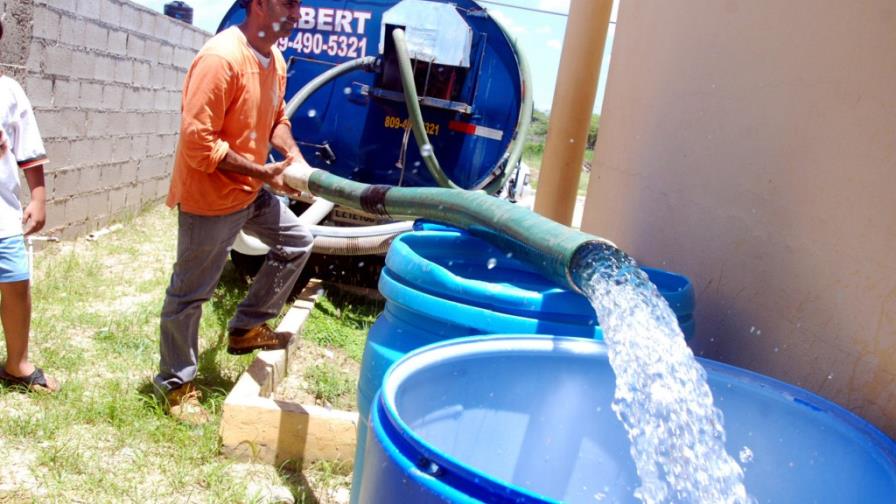 Agua en camiones para gente de la Línea Noroeste