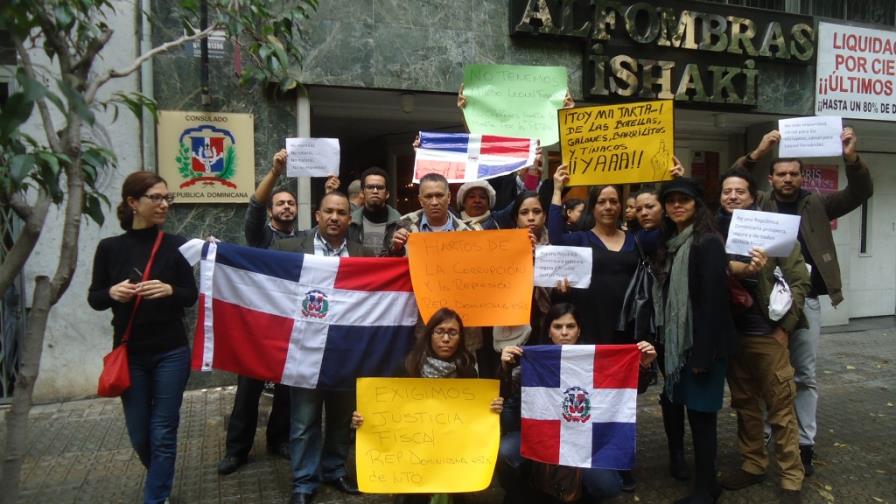 Dominicanos en Barcelona protestan contra la reforma fiscal Dominicanos en Barcelona protestan contra la reforma fiscal