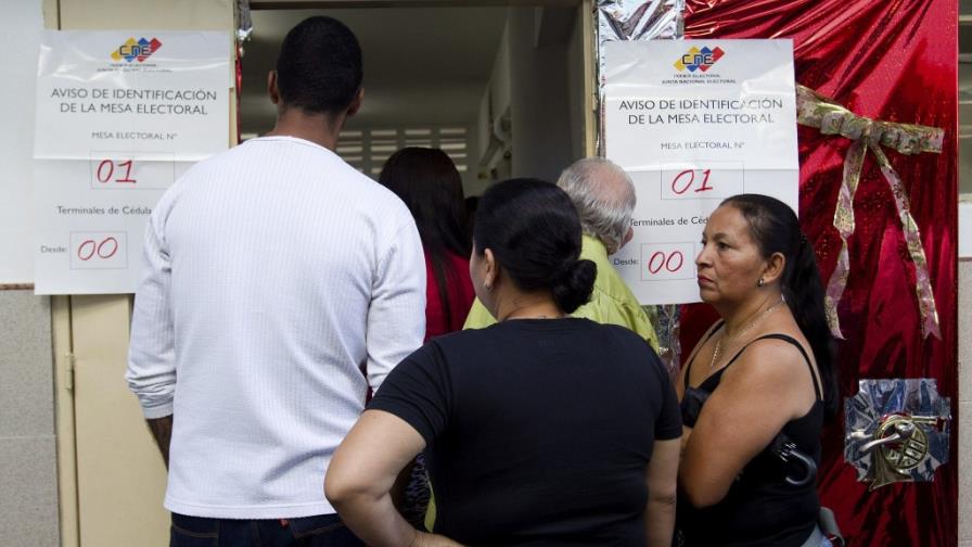 Cierran mesas electorales de comicios regionales en Venezuela