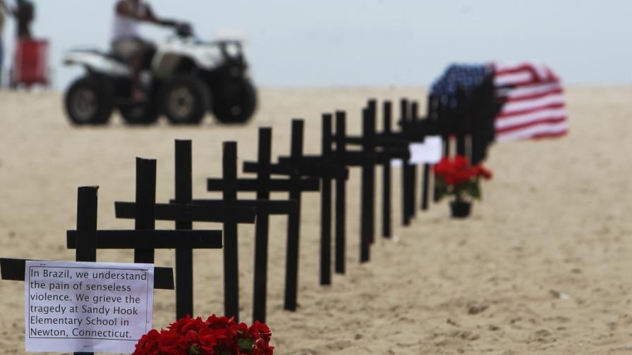 La ciudad de Newtown realiza hoy los primeros funerales tras la matanza