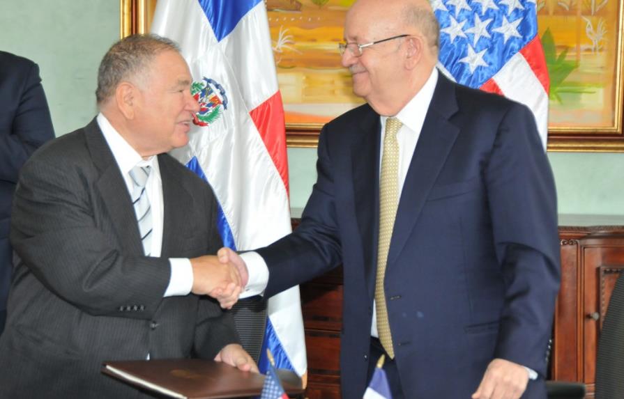 Dominicana y Estados Unidos firman acuerdos para agilizar repatraciones