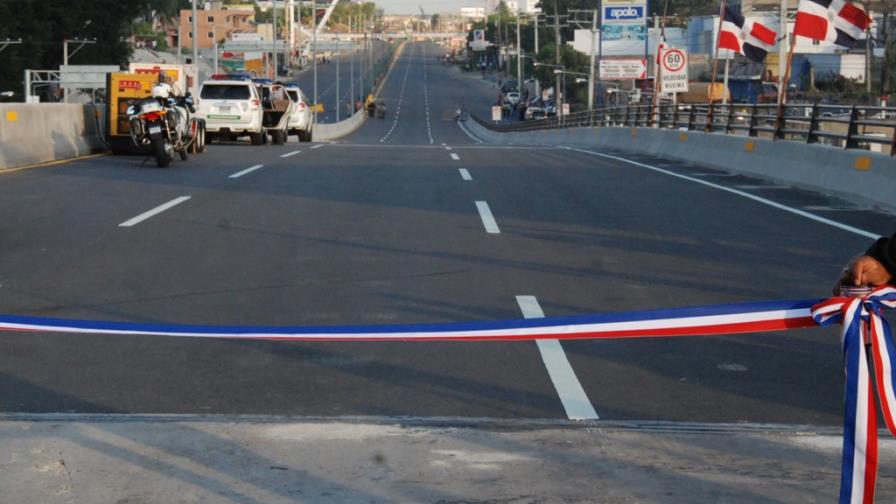 LF inaugura elevado de la autopista Duarte