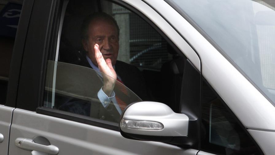 Rey de España se disculpa por viaje de caza; es dado de alta