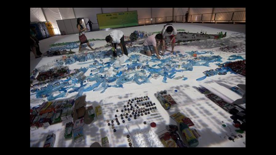 Vik Muniz crea Bahía de Guanabara con basura