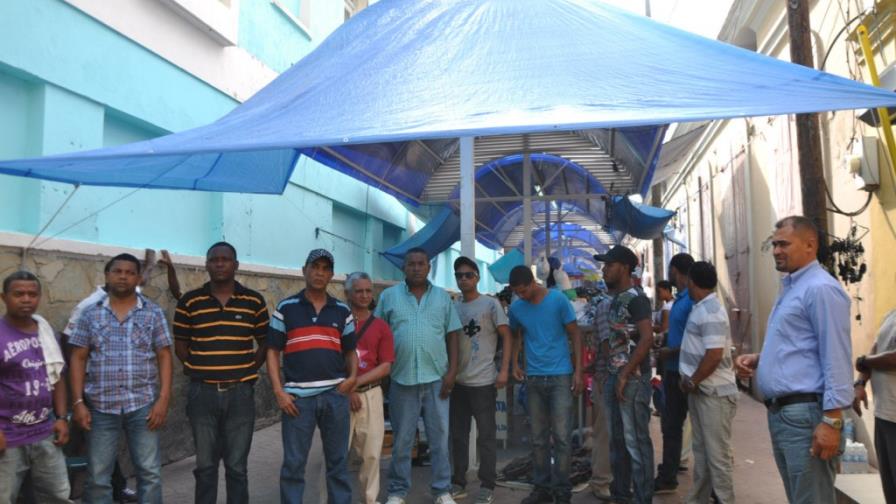 Buhoneros paralizan labores en plaza turística