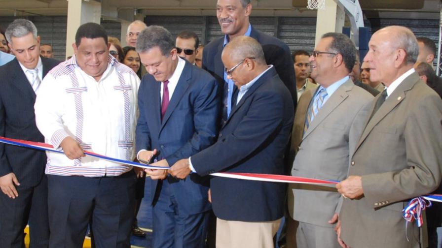 Leonel inaugura otro polideportivo, en Azua Leonel inaugura otro polideportivo, en Azua