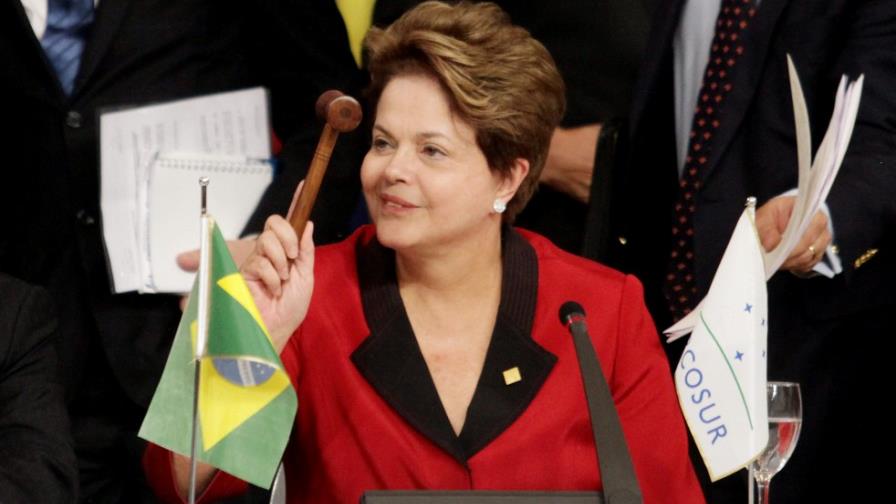 Miles de empleados públicos en huelga protestan contra Rousseff en Brasilia
