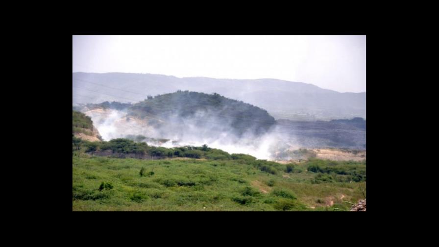 La humareda de vertedero sigue arropando a Santiago La humareda de vertedero sigue arropando a Santiago