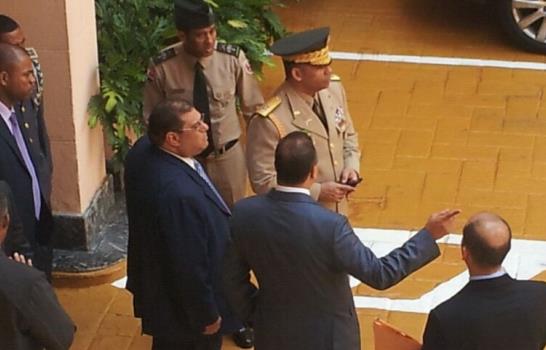 Hormiguero de gente en el Palacio Nacional