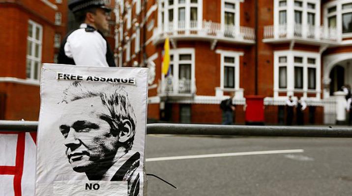 No encuentran ADN de Assange en condón presentado en su contra