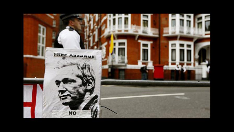 No encuentran ADN de Assange en condón presentado en su contra