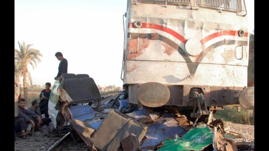 Mueren 44 niños al chocar autobús en Egipto