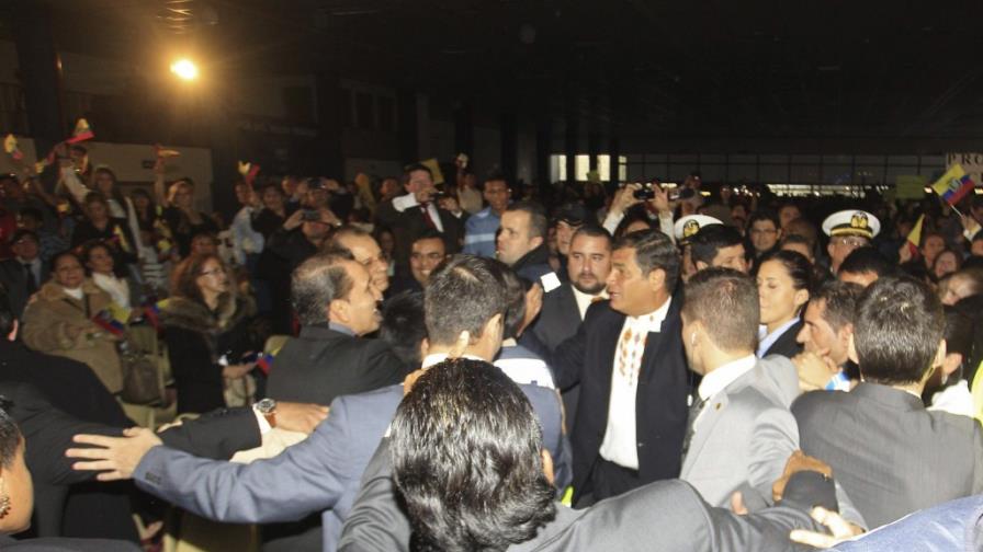 Correa invita a emigrantes en España a regresar a Ecuador