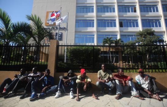 Ministerio de Trabajo dice no es de su competencia reclamo de haitianos