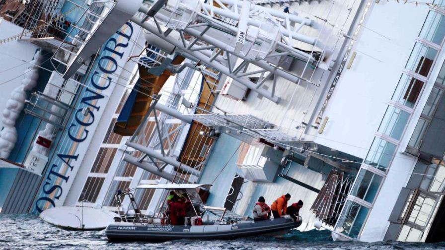 Buzos reanudan búsqueda de 21 personas en crucero italiano
